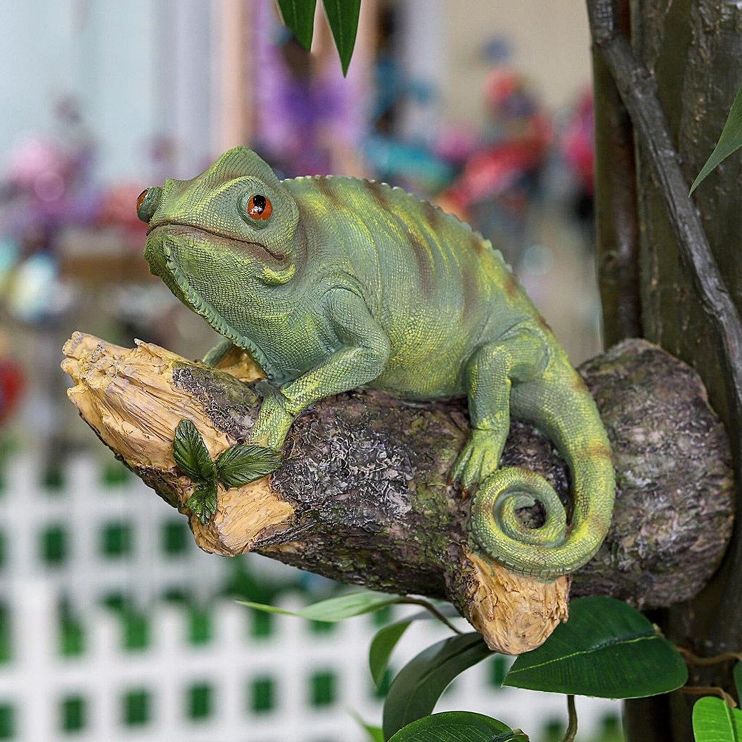 Figurina da camaleonte in resina sull'albero