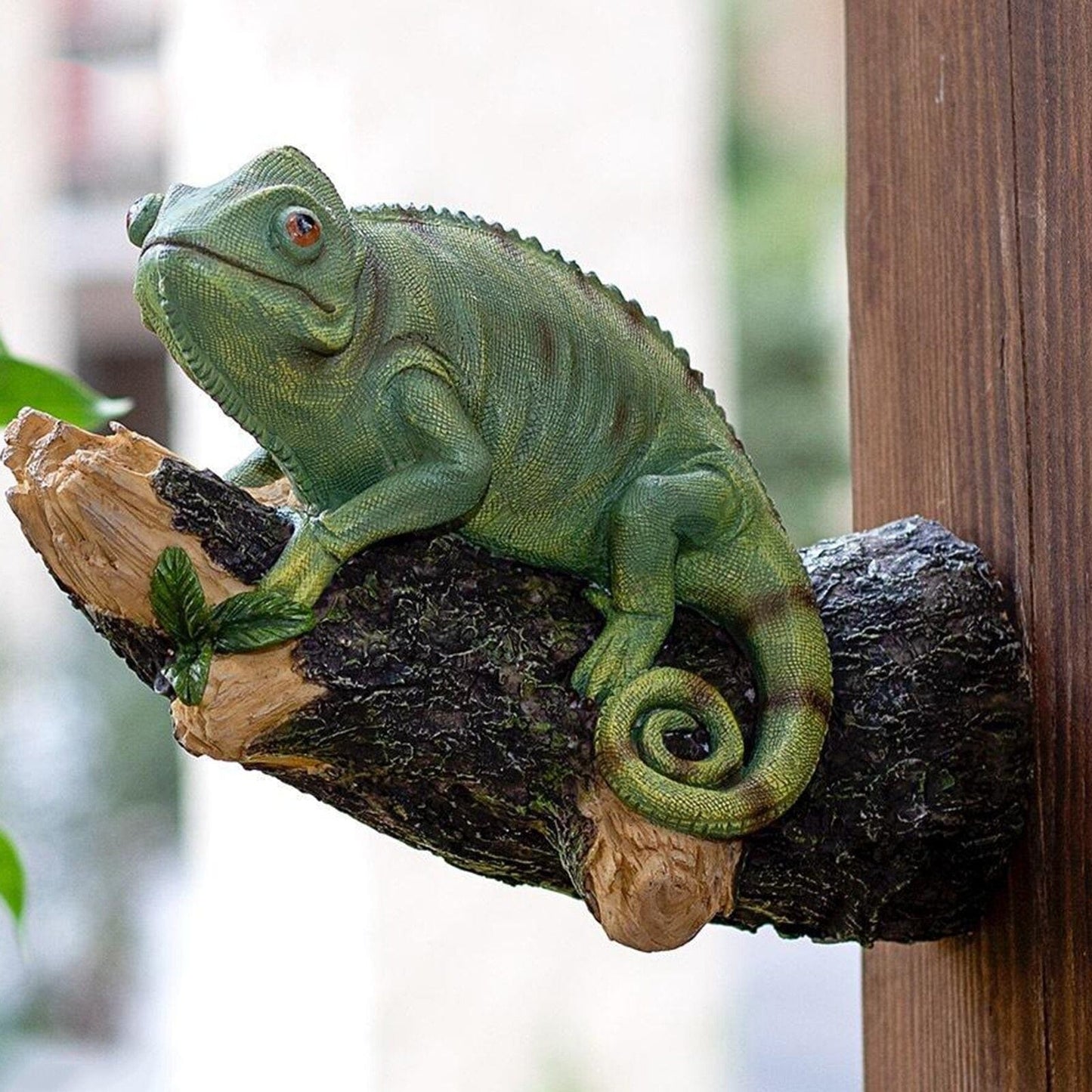 Figurina da camaleonte in resina sull'albero